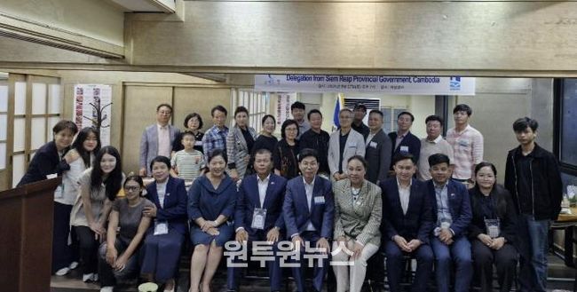 수원마을 출신 우수 졸업생과 국제교류센터 관계자들이 기념사진을 촬영하고 있다.