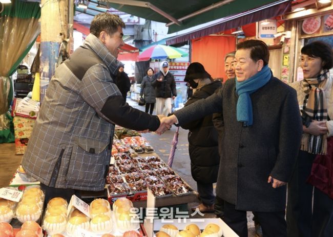 박승원 광명시장이 10일 오후 설 명절을 앞두고 광명전통시장을 방문해 상인과 소통하고 있다.