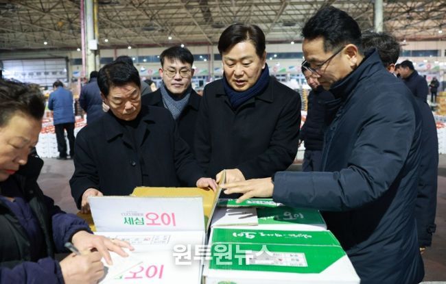 12일 새벽 김관영 전북특별자치도지사가 전주시 농수산물도매시장을 방문해 과일 경매장을 중심으로 농산물 출하 동향과 가격 흐름을 직접 점검하고 현장 관계자들을 격려하고 있다.