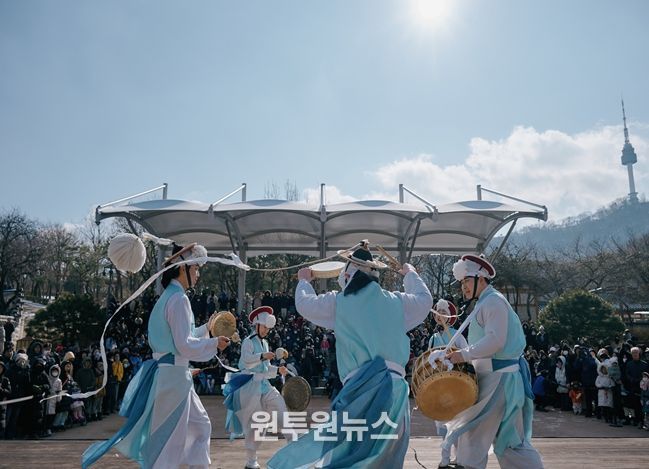 남산골한옥마을에서 설맞이 사물놀이 공연(2025년)