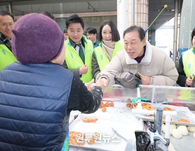 시·공공기관 직원 80여 명과 장보기