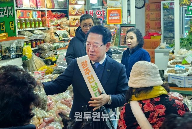 김영록 전남도지사가 설 명절을 앞둔 14일 광주 남광주시장에서 제수용품을 구매하며 상인들을 격려하고 있다.