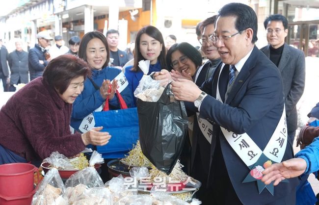 김영록 전라남도지사가 설 명절을 하루 앞둔 16일 오후 지역 전통시장인 순천 웃장을 방문, 물품을 구매하며 상인들을 격려하고 있다.