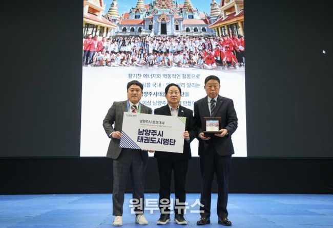 위촉패를 전달하는 주광덕 시장