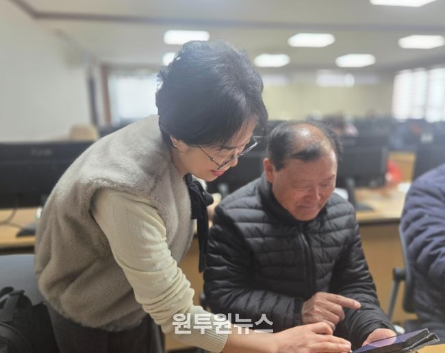 농한기를 맞아 운영된 '시니어 디지털 교육'에 참여한 어르신들이 생성형 AI 활용 교육을 수강하며 실습에 참여하고 있다