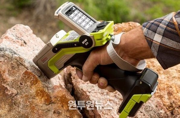 휴대용 형광 X-선 분석기(p-XRF) 사용 모습