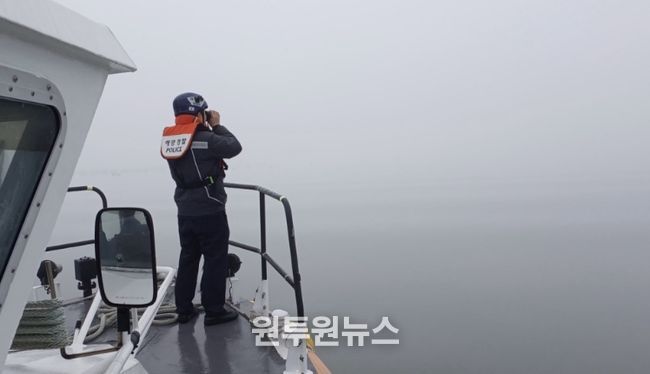짙은 농무 속 해상 수색 중인 완도해경의 모습