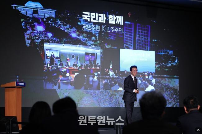 김민석 국무총리가 24일 충북 청주 엔포드호텔에서 열린 K-국정설명회에서 더불어민주당 국회의원, 광역·기초 의원, 당원들을 대상으로 특별강연을 하고 있다.