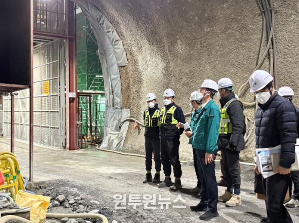 터널 공사 현장 점검 중인 김상수 부시장