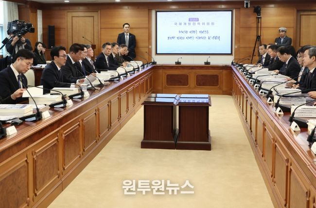 김민석 국무총리가 26일 세종대로 정부서울청사에서 열린 제56차 국제개발협력위원회를 주재하고 있다.(국무조정실)