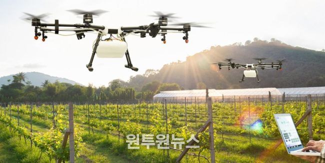 - 밀양시가 추진하는 ‘2050 미래농업’ 프로젝트가 그리는 첨단 스마트 농업의 미래상. 드론과 ICT 기술을 활용해 생산성을 극대화하는 데이터 기반 농업 현장을 시각화한 이미지(AI 생성).