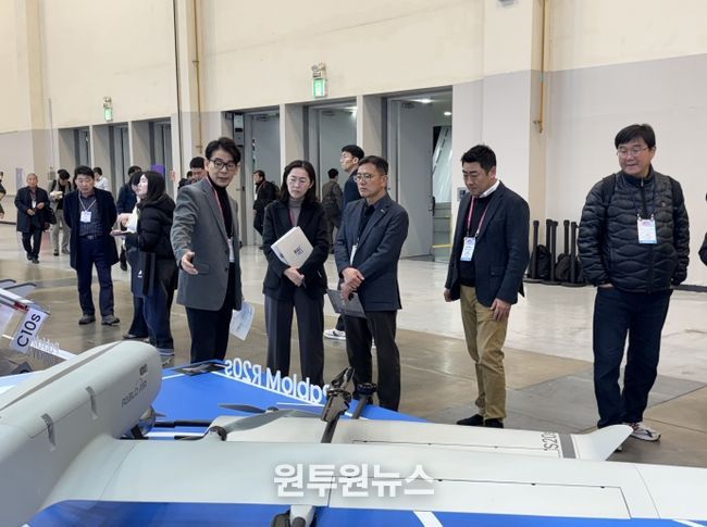 드론쇼코리아 1(왼쪽부터 파블로항공 대표 이원찬, 충북경자청 에어로폴리스팀장 이재숙, 충북경자청 투자유치부장 임영택, 청주대 무인항공기학과 교수 문정호)