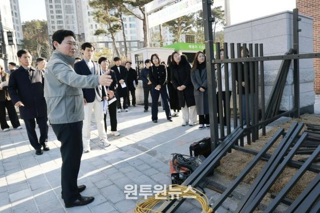 이상일 시장이 26일 용인솔빛초·중통합학교를 찾아 주요 시설을 살피고 있다