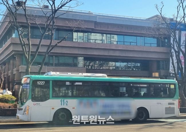 11-2번 버스가 운행 중인 모습.