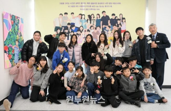 지난 25일 ‘작가와의 만남’ 행사 후 기념 촬영을 하고 있다.