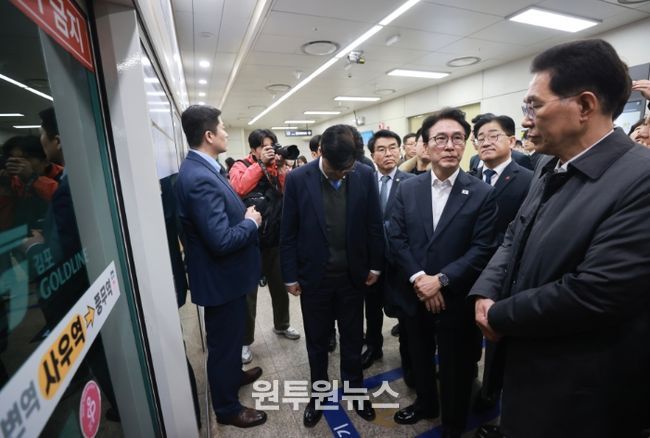 김민석 국무총리가 27일 경기도 김포시 사우역에서 김포 골드라인 열차를 타고 승객 과밀 상황을 점검하고 있다.