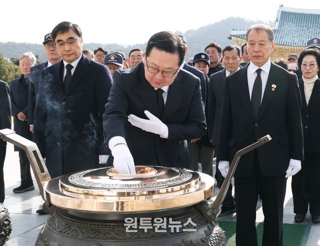 이장우 시장, 제107주년 3‧1절 국립대전현충원 참배