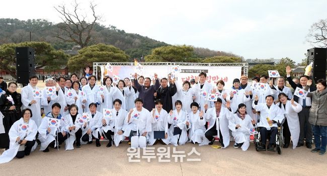 제107주년 3·1절 기념행사에서 참석자들이 기념촬영을 하고 있다.