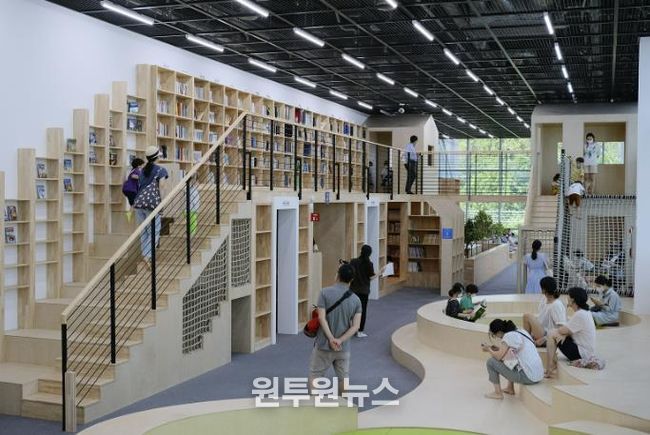 서대문자연사박물관 3층에 위치한 ‘북파크’ 전경. 이곳에서 올해 주요 환경·생태 기념일이나 절기에 맞춰 ‘자연을 담은 북큐레이션’이 열린다.