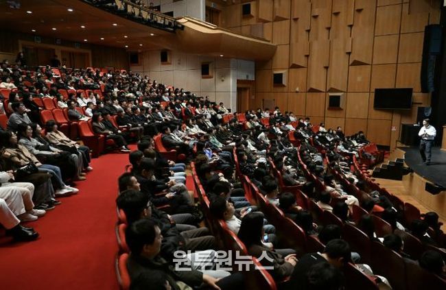 2월 26일 안산문화예술의전당에서 안산시 전 직원을 대상으로 공직자 청렴교육이 진행되고 있다