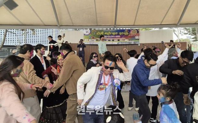 1일 외국인주민지원본부 야외무대에서 네팔 전통 명절 '홀리(Holi) 축제'가 진행중이다