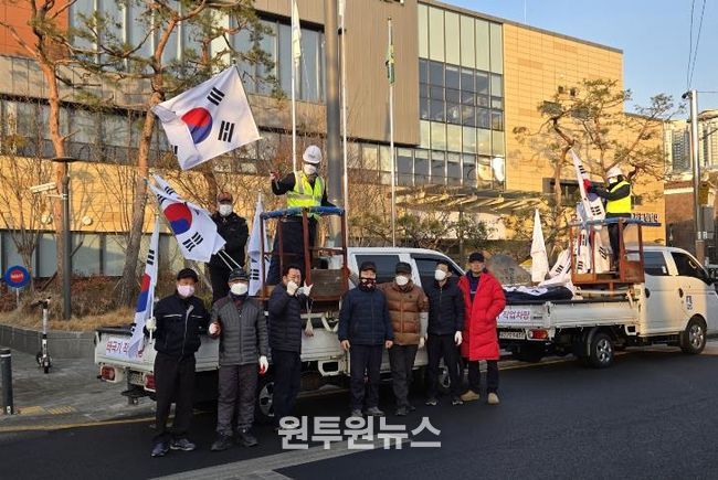 수원시 장안구 영화동 새마을지도자협의회, 3.1절 맞아 나라사랑 고취를 위한 태극기 물결 조성