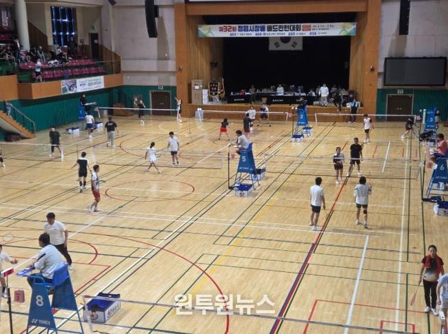 정읍시, 제32회 시장배 배드민턴 대회 성료…동호인 300여 명 화합