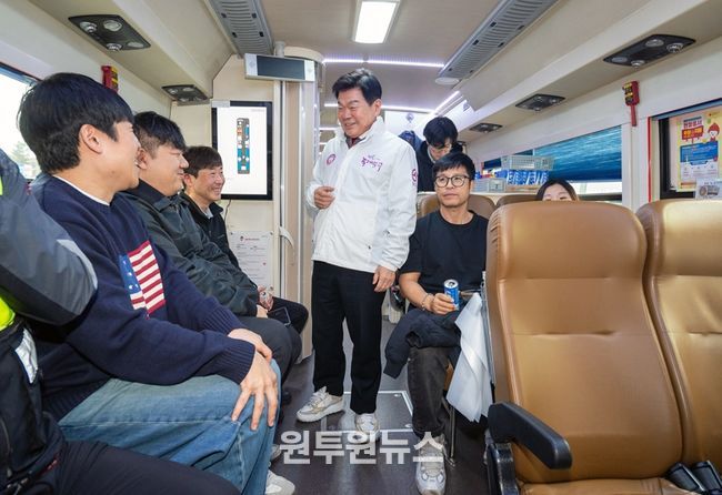 '십시일반(十匙一飯) 가게'64호점 현판 전달