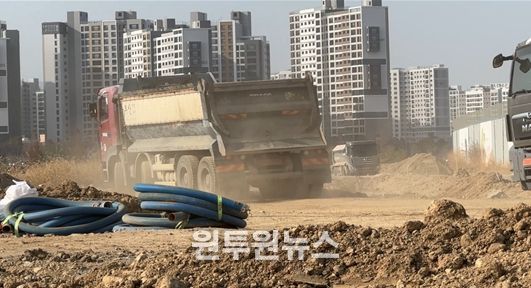 세륜 및 측면살수를 실시하지 않아 도로에 비산먼지를 다량 발생시키는 수송차량