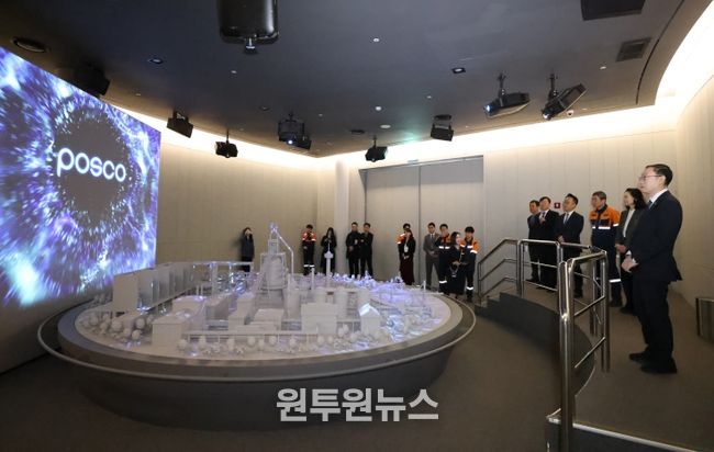 이명구 관세청장(오른쪽 첫 번째)이 12일 포스코 포항제철소를 방문하여 홍보영상을 시청하고 있다.