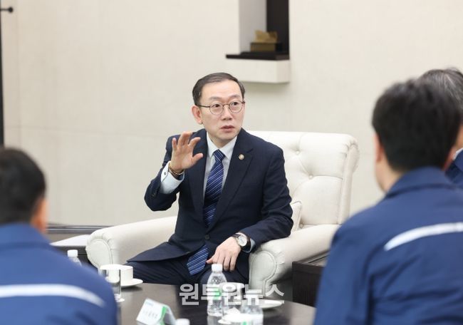 이명구 관세청장이 12일 울산 전하동에 위치한 HD현대중공업을 방문하여 업체 관계자들과 수출지원 간담회를 갖고 있다.