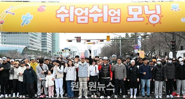 오세훈 서울시장이 14일(토), ‘쉬엄쉬엄 모닝’ 출발 전 시민들과 기념 촬영하고 있다.