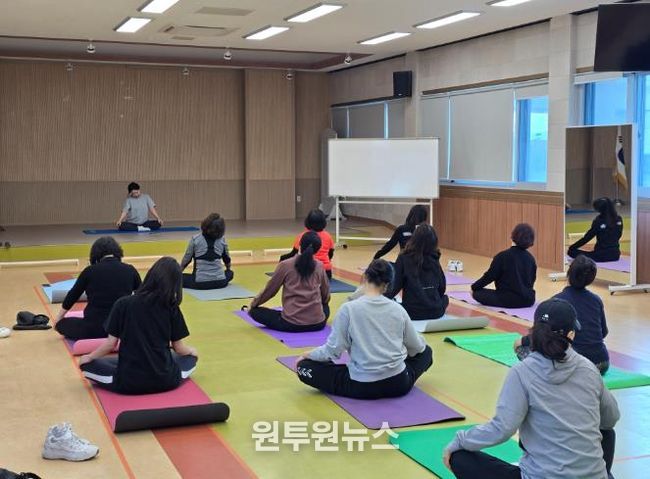 울주도서관이 주관한 평생교육 프로그램 참여자들이 바른 몸 8주 계획 요가 활동을 하고있다