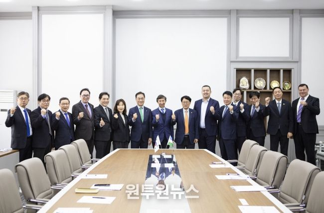 우즈벡 상공회의소 관계자들과 기념사진을 촬영하고 있는 평택시 방문단.