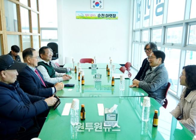 강기정 광주광역시장이 16일 순천 아랫장을 방문해 상인들과 광주전남 행정통합 비전을 공유하고 지역 상권에 미칠 영향과 기대효과, 개선사항 등에 대한 의견을 나누고 있다. /광주광역시 제공