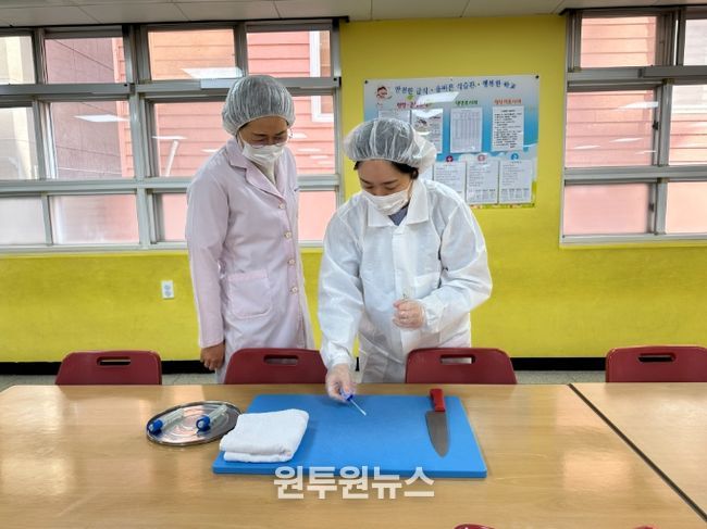 강북교육지원청 담당자가 16일 명촌초에서 학교급식 조리 용구 미생물 검사를 하고자 검체를 채취하고 있다.
