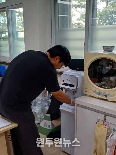 먹는물 수질검사 작업사진