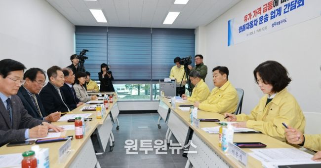 중동 지역 정세 불안으로 인한 국제유가 상승이 화물 운송 업계에 큰 부담으로 작용하는 가운데 17일 김관영 도지사가 전주화물자동차 공영차고지를 방문하여 화물자동차 협회 회원들의 애로사항을 청취하며 현장 간담회를 갖고 있다.