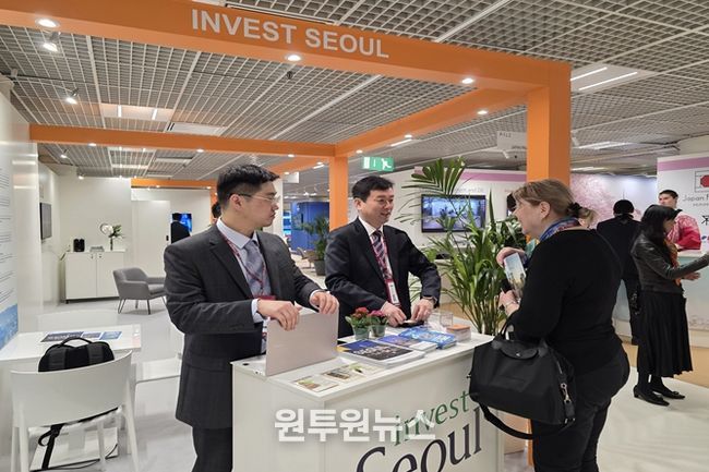 서울 홍보관을 찾은 투자자 대상 설명