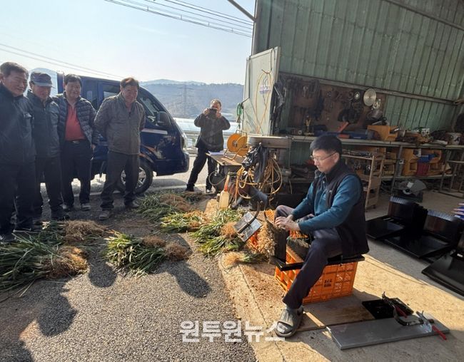 청양 맥문동연구회에서 노동력 절감을 위해 새롭게 설계된 개량형 홀테를 시연하고 있다.