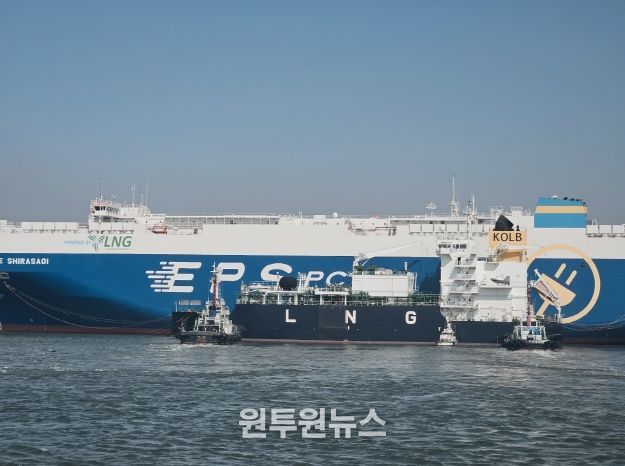LNG 급유를 위해 정박 중인 급유선