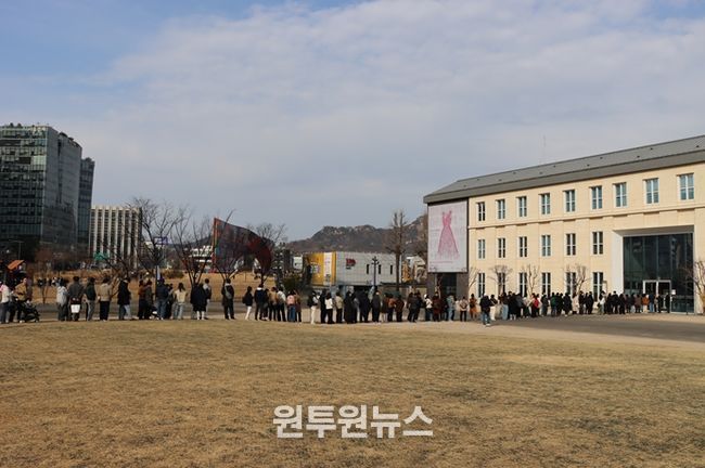 개관 전 전시 관람을 위한 대기 줄