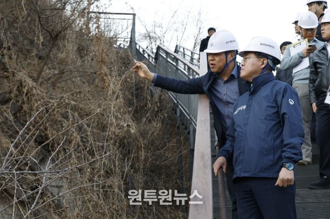 진교훈 서울 강서구청장(맨 앞)이 염창산 절개지를 찾아 현장 위험요소를 점검하고 있다.