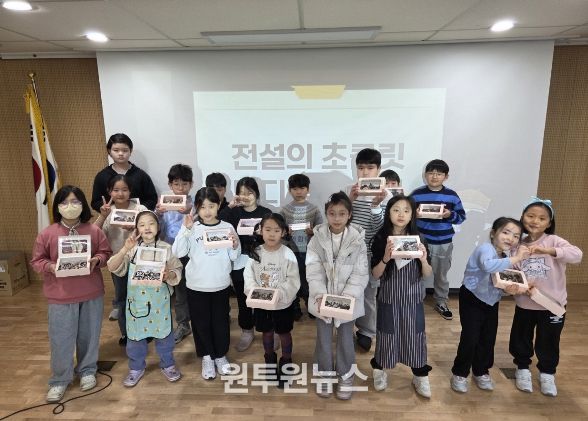 울산지역 초등학생들이 14일 동부도서관에서 각자의 개성을 담은 초콜릿을 만들고 기념사진을 찍고있다