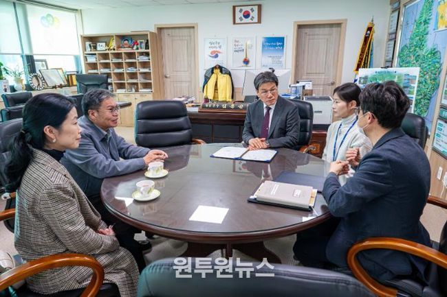 지난 23일, 청양군과 충청남도 홍성의료원이 ‘의료·요양 통합돌봄’ 업무협약을 체결하고 기념 촬영을 하고 있다.