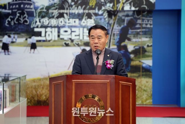 이재식 수원특례시의회 의장이 26일 수원박물관 1층 로비에서 열린 「수원박물관 특별기획전 ‘1980년대 수원, 그해 우리는’」 개막식에서 축사를 하고 있다