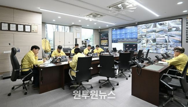 3월 26일 시흥시청 재난상황실에서 산불관련 상황판단회의가 열리고 있다