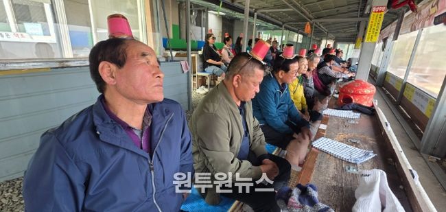 1. 천안 능수쌀농촌지도자회가 27일 함양 상림공원에서 저탄소 농업 실천교육을 받고 있다.