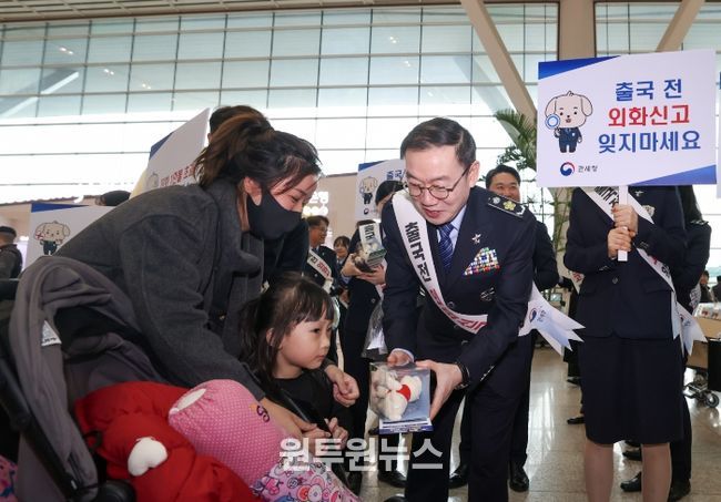 이명구 관세청장이 31일 인천국제공항 제2여객터미널에서 해외 출국 여행객을 대상으로 외화신고 안내 캠페인을 실시하고 있다