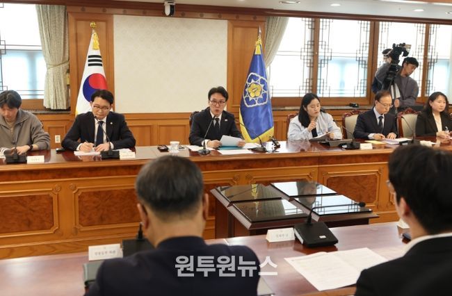 김민석 국무총리가 30일 세종대로 정부서울청사에서 열린 반려동물 정책위원회를 주재하고 있다.(국무조정실)